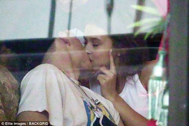 Brooklyn Beckham hon dam duoi nguoi mau Playboy 20 tuoi tren pho hinh anh 1