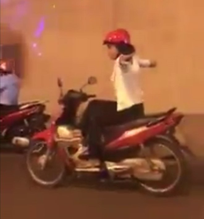 Co gai 'dien xiec' tren xe may trong ham Kim Lien hinh anh 1