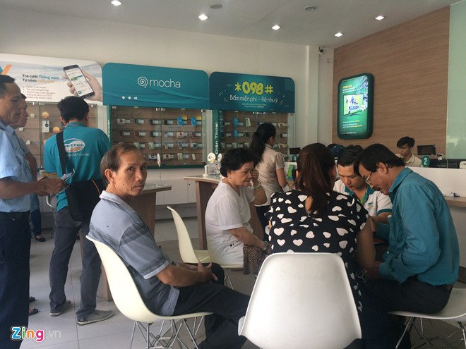 Nguoi dung mat ca ngay chi de chup anh chan dung cho nha mang hinh anh 1