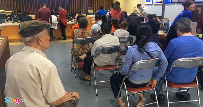 Nguoi dung mat ca ngay chi de chup anh chan dung cho nha mang hinh anh 2