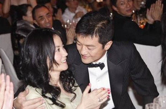 Ly A Bang bi bat gap au yem phu nu trong xe hoi hinh anh 2