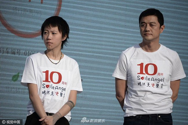 Ly A Bang bi bat gap au yem phu nu trong xe hoi hinh anh 3