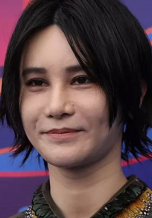 Làn da bự phấn, không mấy mượt mà của Thượng Văn Tiệp...