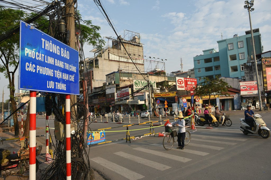 Chan 1 chieu duong Cat Linh de thi cong, xe co un u gio cao diem hinh anh 1
