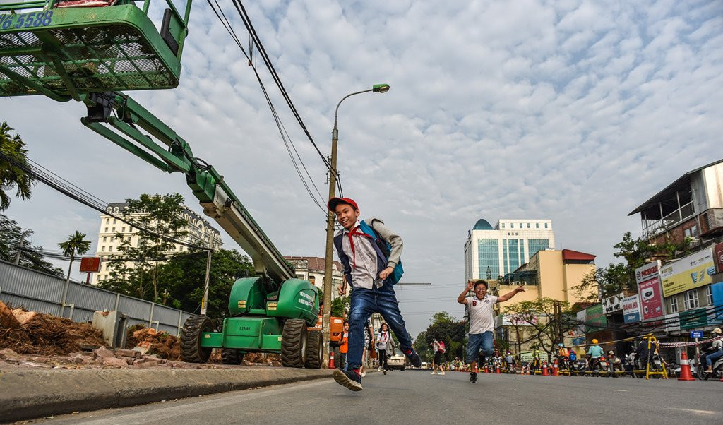 Chan 1 chieu duong Cat Linh de thi cong, xe co un u gio cao diem hinh anh 10