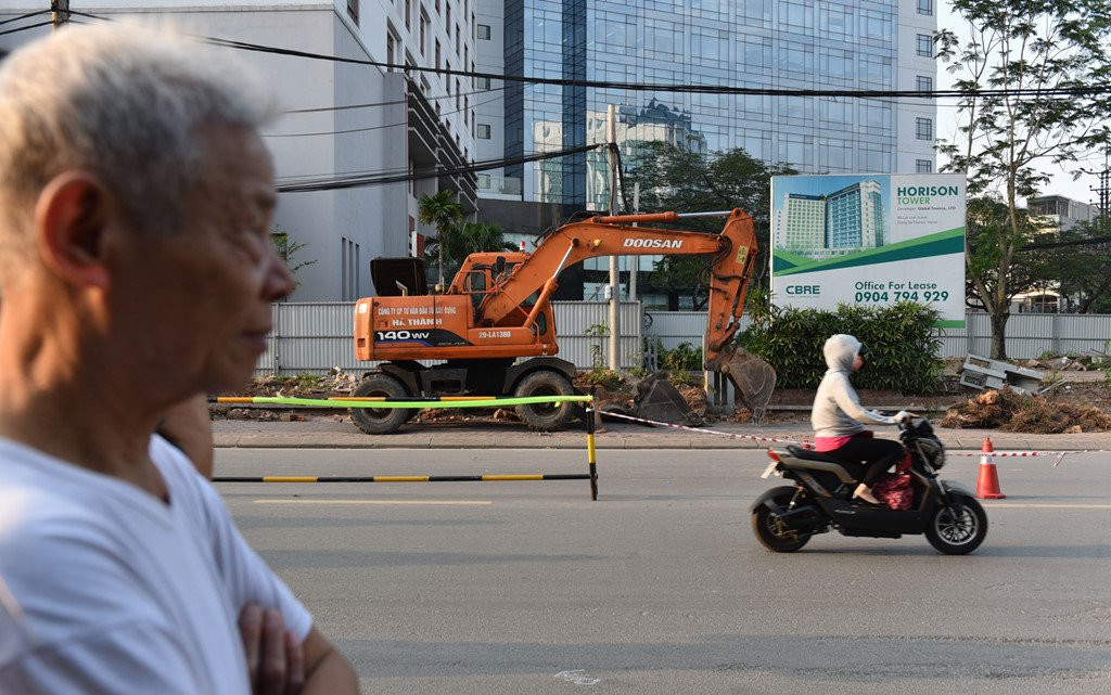 Chan 1 chieu duong Cat Linh de thi cong, xe co un u gio cao diem hinh anh 12