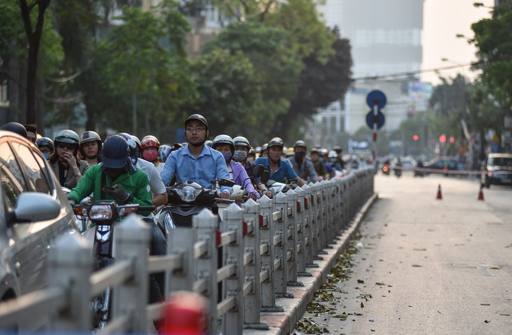 Chan 1 chieu duong Cat Linh de thi cong, xe co un u gio cao diem hinh anh 13