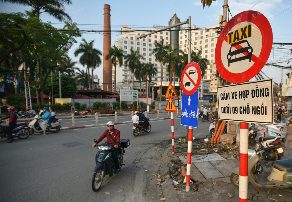 Chan 1 chieu duong Cat Linh de thi cong, xe co un u gio cao diem hinh anh 2