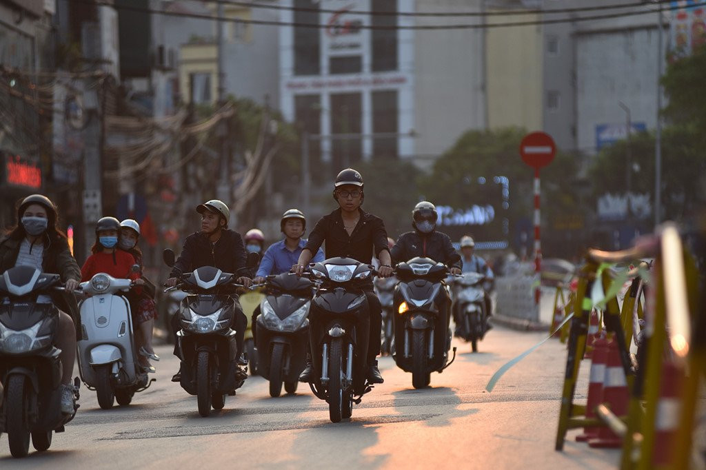 Chan 1 chieu duong Cat Linh de thi cong, xe co un u gio cao diem hinh anh 3