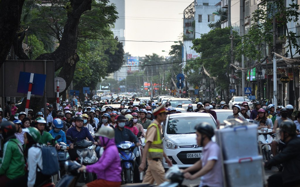 Chan 1 chieu duong Cat Linh de thi cong, xe co un u gio cao diem hinh anh 4