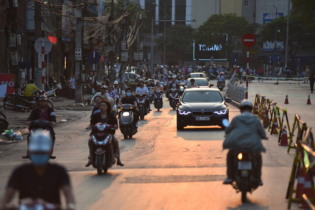 Chan 1 chieu duong Cat Linh de thi cong, xe co un u gio cao diem hinh anh 5