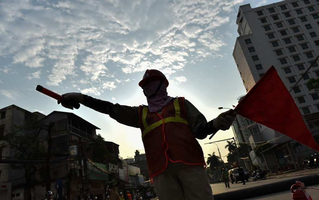 Chan 1 chieu duong Cat Linh de thi cong, xe co un u gio cao diem hinh anh 6