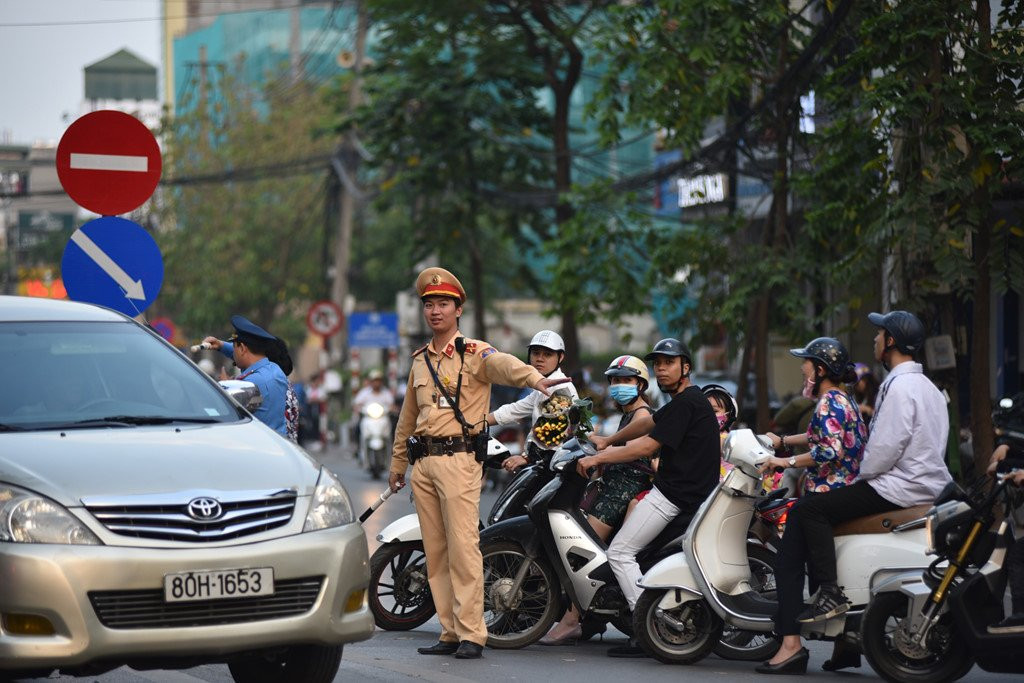 Chan 1 chieu duong Cat Linh de thi cong, xe co un u gio cao diem hinh anh 7