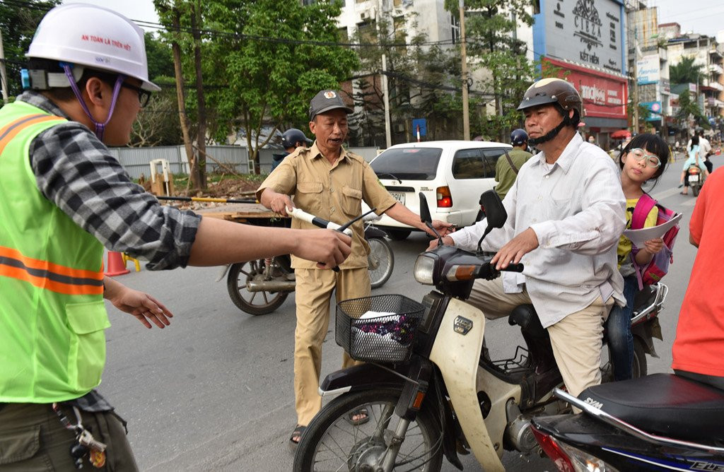 Chan 1 chieu duong Cat Linh de thi cong, xe co un u gio cao diem hinh anh 8