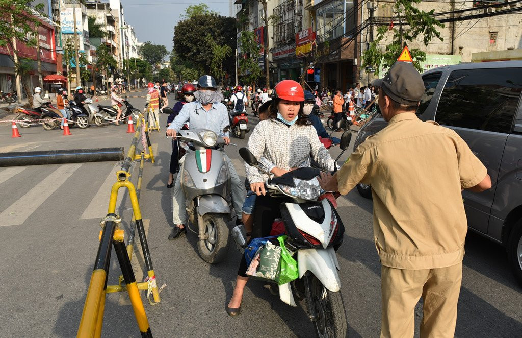 Chan 1 chieu duong Cat Linh de thi cong, xe co un u gio cao diem hinh anh 9