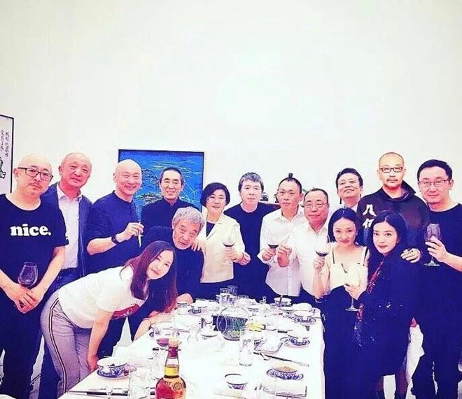 Sau bat hoa, Trieu Vy va Chau Tan om vai ba co khi gap nhau hinh anh 2