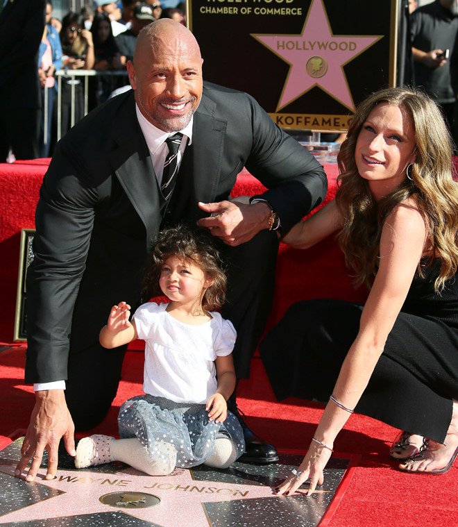 Tai tu The Rock khoe con gai vua chao doi hinh anh 3