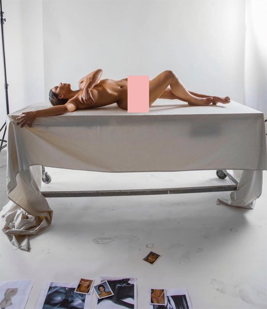 Kim tung ảnh nude trên Instagram.