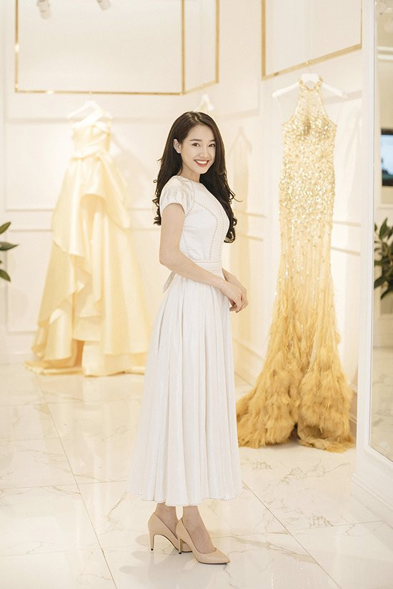 Trở về từ miền Bắc, Nhã Phương đi thử đồ để chuẩn bị dự show thời trang Xuân - Hè 2018 của Lê Thanh Hoà.