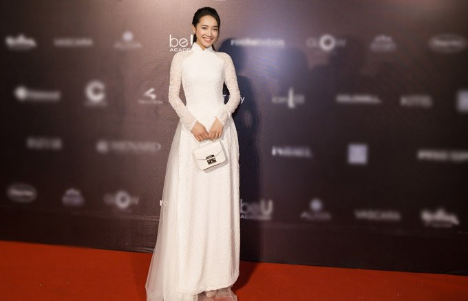 Tối 21/4, Nhã Phương trở về TP HCM, mặc áo dài trắng như nữ sinh, một mình đi xem show thời trang của nhà thiết kế Bảo Bảo tại Tuần lễ Thời trang Quốc tế Việt Nam 2018.