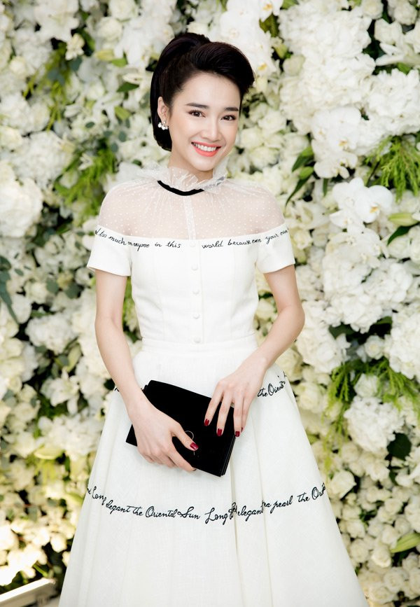 Tối 25/4, Nhã Phương lại được giới truyền thông đặc biệt quan tâm khi làm khách mời dự buổi ra mắt spa & clinic của nhà văn Gào. Tại đây, nữ diễn viên thẳng thừng từ chối khi được hỏi về chuyện lăng nhăng của bạn trai cũ. Cô nói, mọi chuyện đã qua thì cứ để nó qua luôn và gửi lời cảm ơn vì sự quan tâm của mọi người.