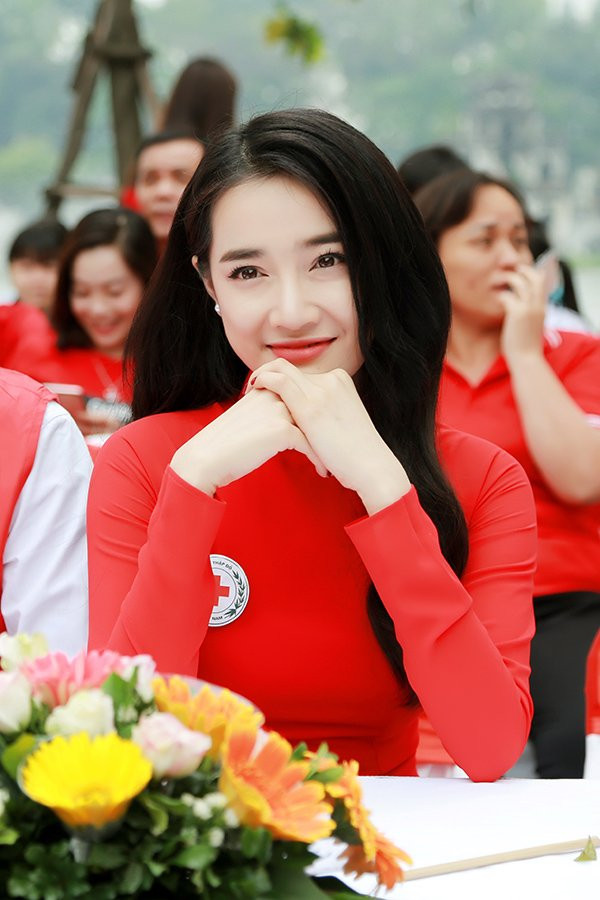 Ngày 28/4, Nhã Phương lại ra Hà Nội dự một hoạt động nhân đạo của Hội chữ thập đỏ. Nữ diễn viên trông đầy sức sống trong tà áo dài đỏ.