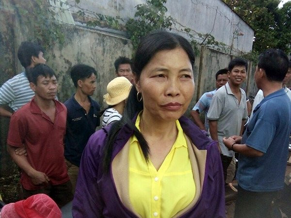 Mot phu nu bit mat bat coc chau be 5 tuoi bi nguoi dan tom gon hinh anh 1