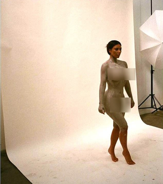 Kim Kardashian bi chi trich vi dang qua nhieu anh nude hinh anh 1