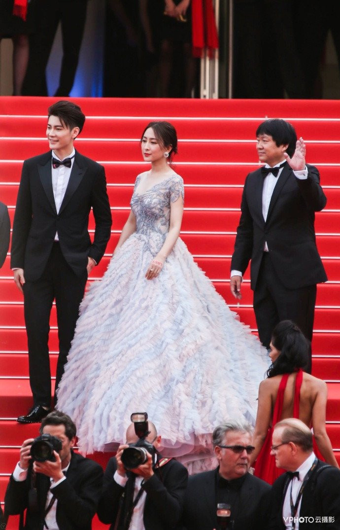 Nhung khoanh khac gay tranh cai tren tham do khai mac LHP Cannes hinh anh 14