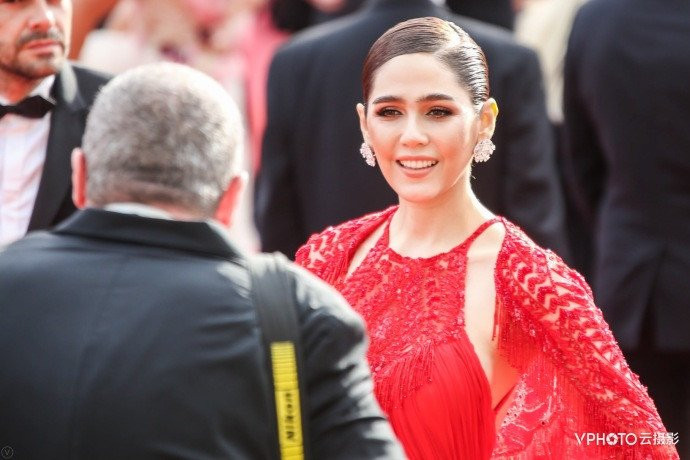 Nhung khoanh khac gay tranh cai tren tham do khai mac LHP Cannes hinh anh 9