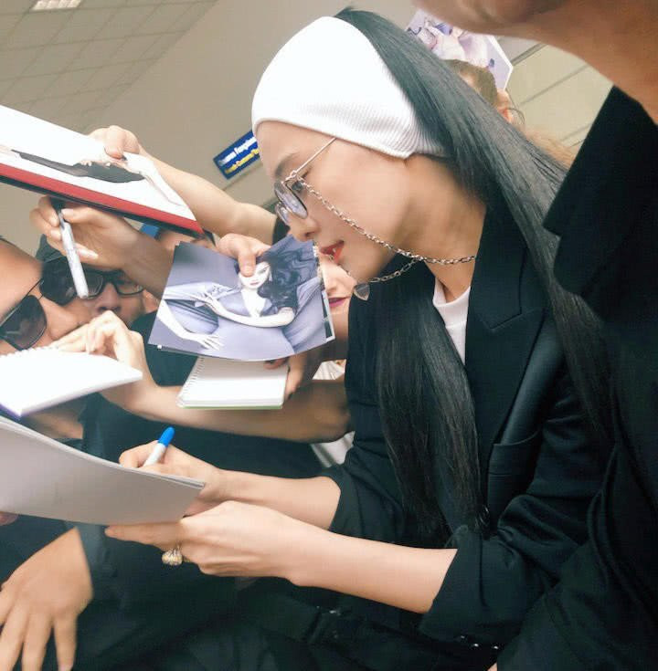 Pham Bang Bang nguong ngung vi su co khi den Phap du LHP Cannes hinh anh 3