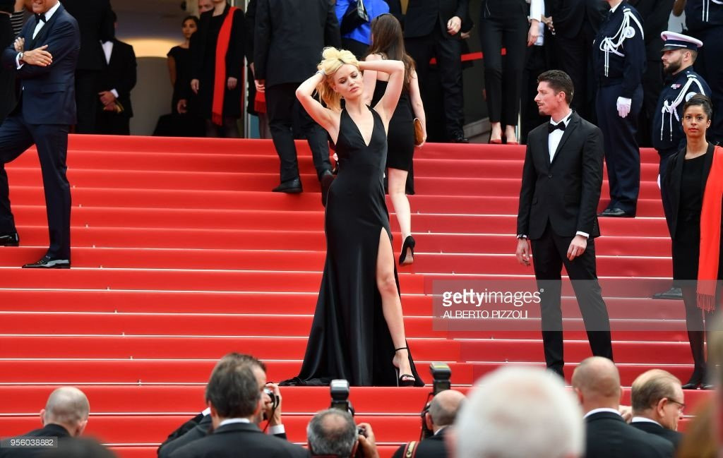 Nhung khoanh khac gay tranh cai tren tham do khai mac LHP Cannes hinh anh 11