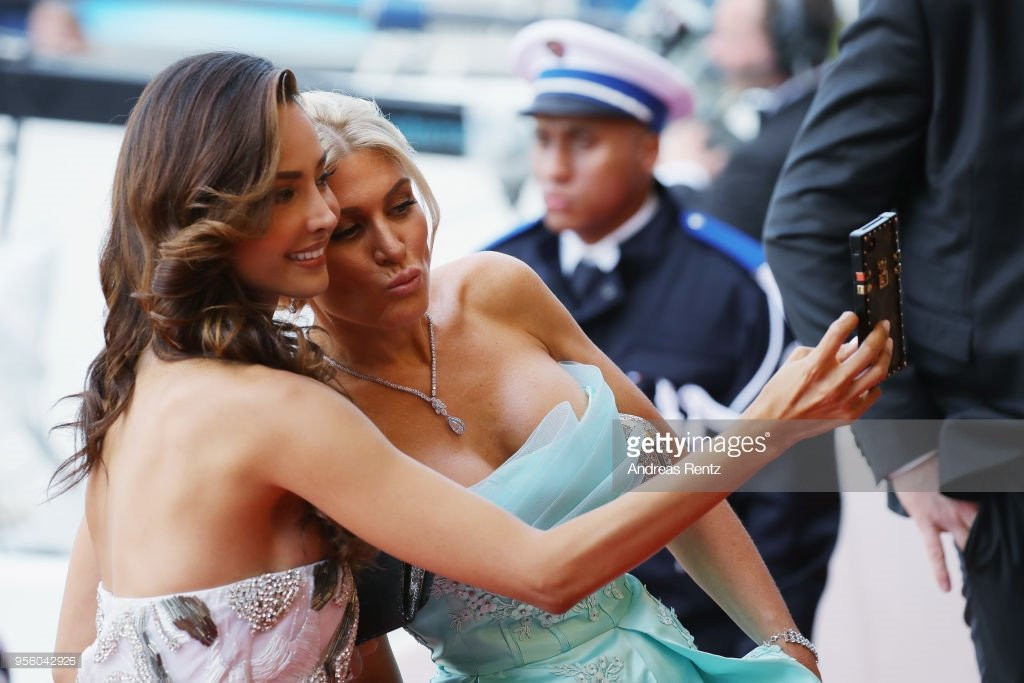 Nhung khoanh khac gay tranh cai tren tham do khai mac LHP Cannes hinh anh 8