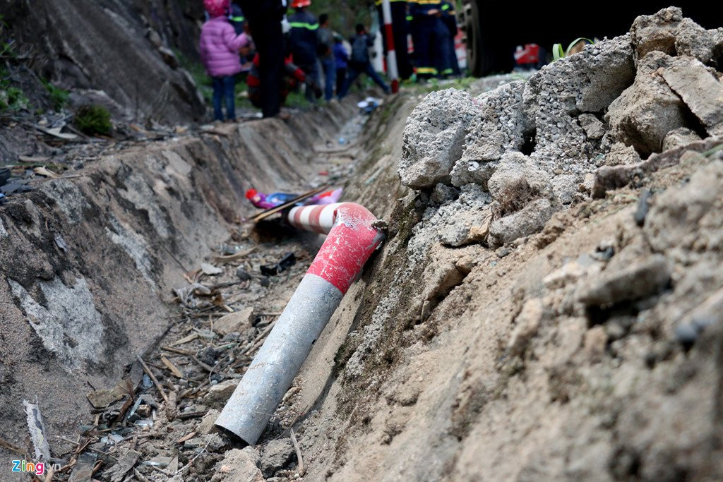 Hien truong xe khach lat deo lam 3 nguoi chet, 18 nan nhan bi thuong hinh anh 10