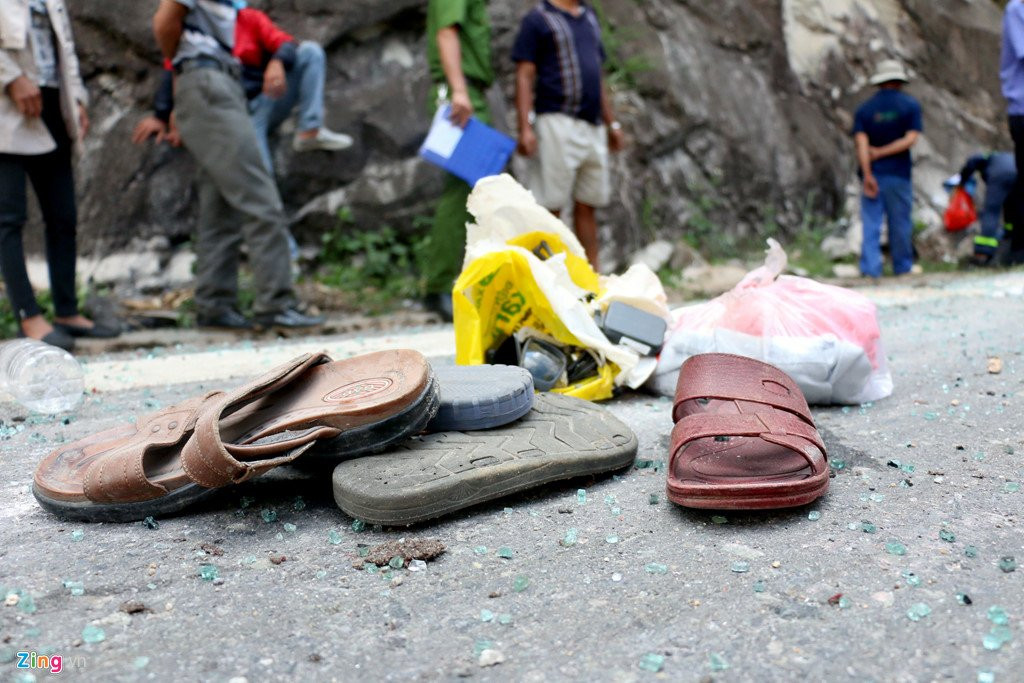 Hien truong xe khach lat deo lam 3 nguoi chet, 18 nan nhan bi thuong hinh anh 11