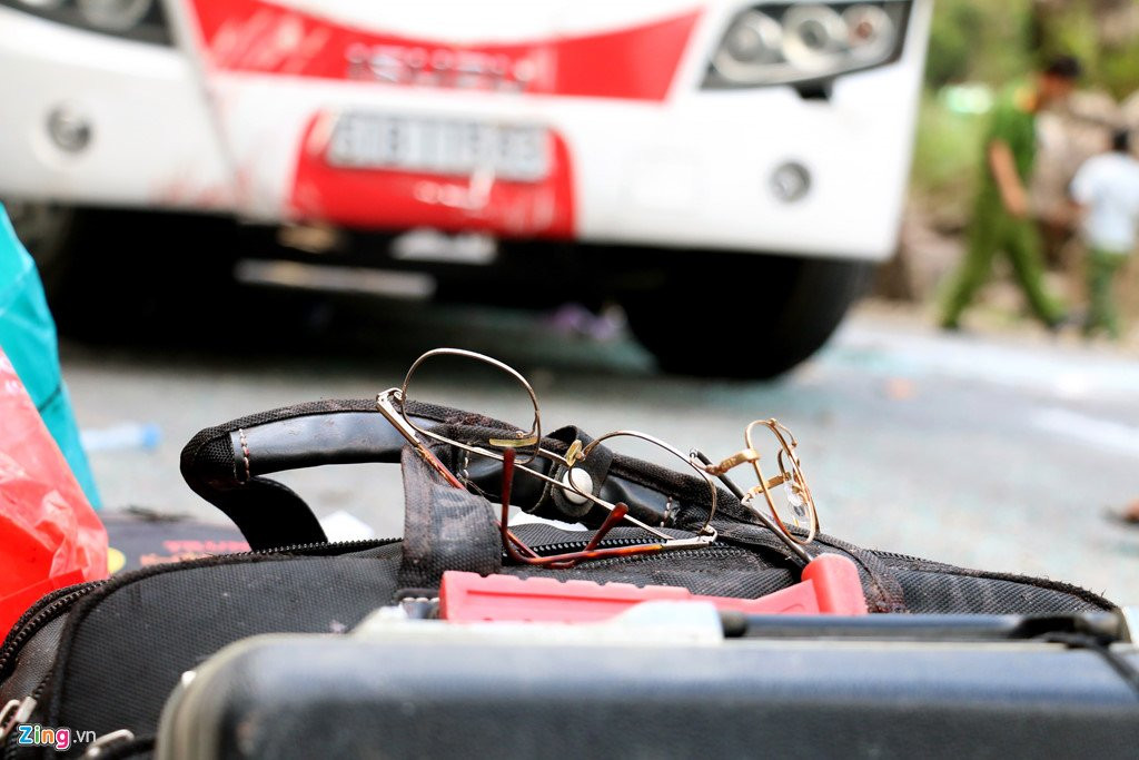 Hien truong xe khach lat deo lam 3 nguoi chet, 18 nan nhan bi thuong hinh anh 12