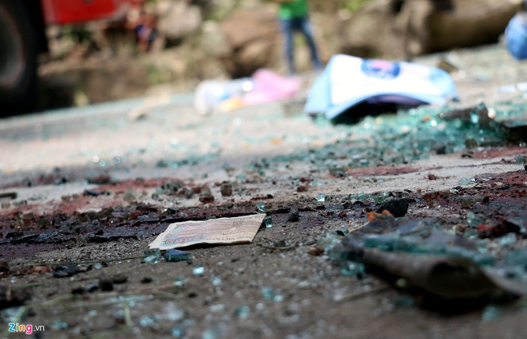 Hien truong xe khach lat deo lam 3 nguoi chet, 18 nan nhan bi thuong hinh anh 13