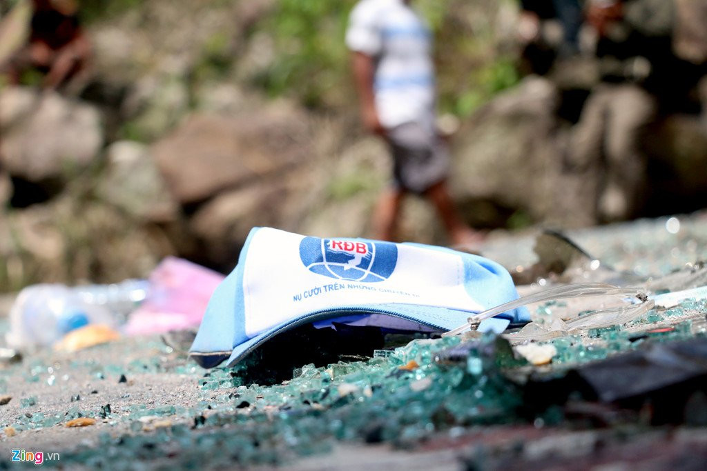 Hien truong xe khach lat deo lam 3 nguoi chet, 18 nan nhan bi thuong hinh anh 14