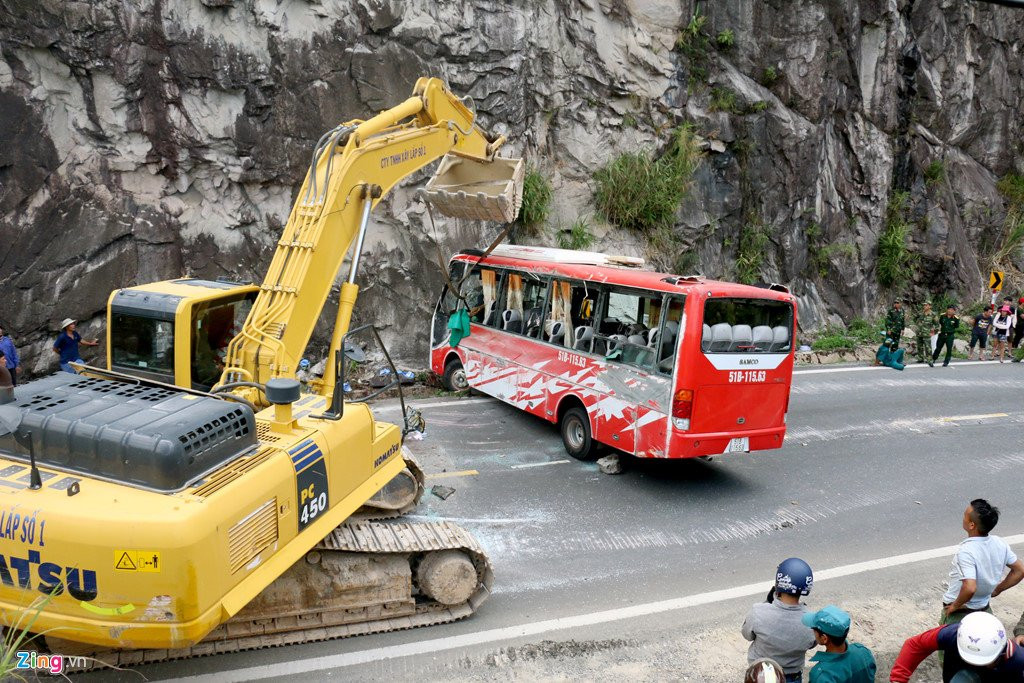 Hien truong xe khach lat deo lam 3 nguoi chet, 18 nan nhan bi thuong hinh anh 1