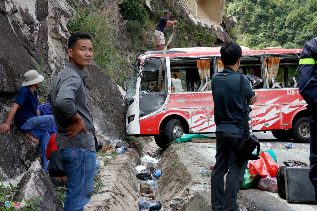 Hien truong xe khach lat deo lam 3 nguoi chet, 18 nan nhan bi thuong hinh anh 3