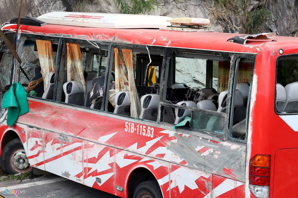 Hien truong xe khach lat deo lam 3 nguoi chet, 18 nan nhan bi thuong hinh anh 4
