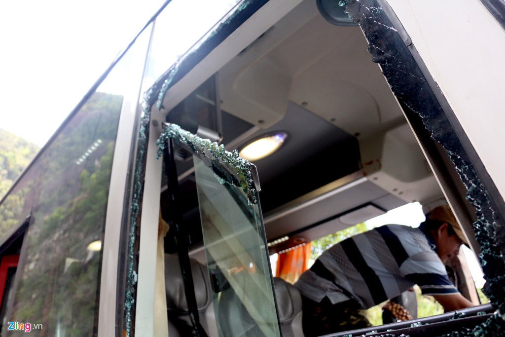 Hien truong xe khach lat deo lam 3 nguoi chet, 18 nan nhan bi thuong hinh anh 5