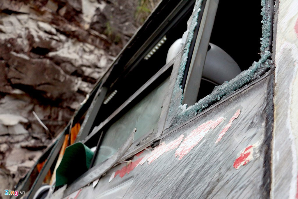 Hien truong xe khach lat deo lam 3 nguoi chet, 18 nan nhan bi thuong hinh anh 6