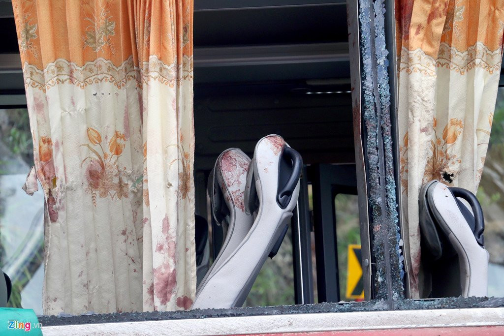 Hien truong xe khach lat deo lam 3 nguoi chet, 18 nan nhan bi thuong hinh anh 7