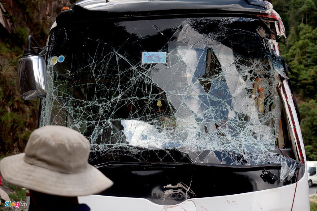 Hien truong xe khach lat deo lam 3 nguoi chet, 18 nan nhan bi thuong hinh anh 8