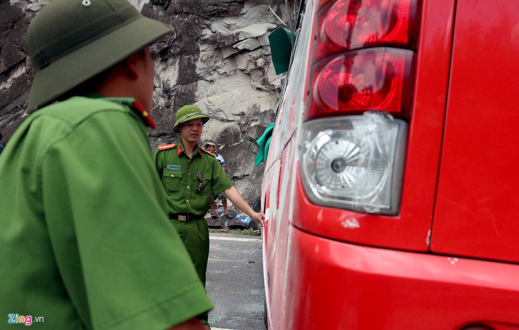 Hien truong xe khach lat deo lam 3 nguoi chet, 18 nan nhan bi thuong hinh anh 9