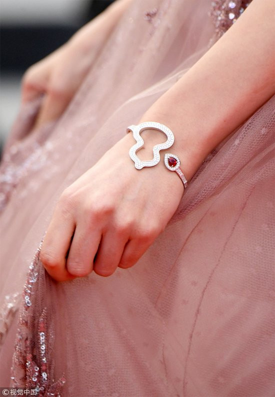 Trang sức sang trọng, giúp tôn lên vẻ đẹp của ngôi sao Hoa ngữ. 