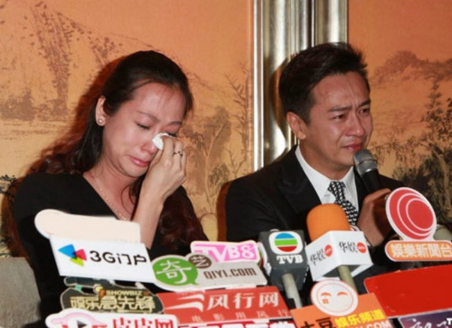 Người mẫu Tưởng Lệ Toa khóc sụt sùi trong khi chồng xin lỗi công chúng, đồng nghiệp.