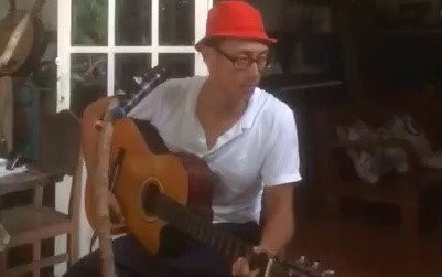 Rocker Nguyen gay go ngoi hat 'Diem xua' tai quan ca phe o Con Dao hinh anh 1
