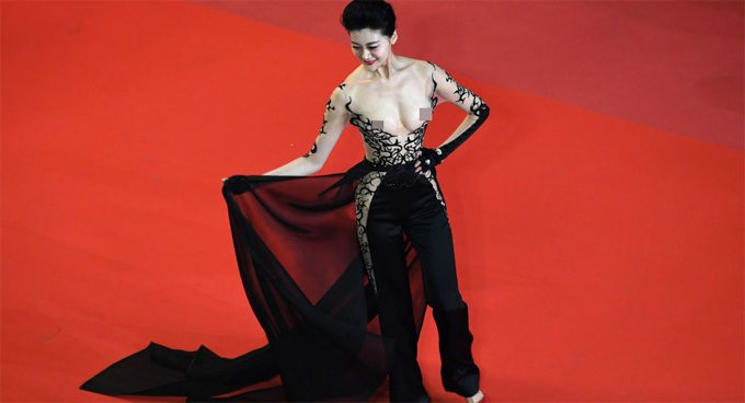 Người đẹp Triệu Hân - Hoa hậu Du lịch Quốc tế Trung Quốc - còn khiến mọi người nóng mắt hơn khi để lộ cả hai bầu ngực trên thảm đỏ ngày 9/5.